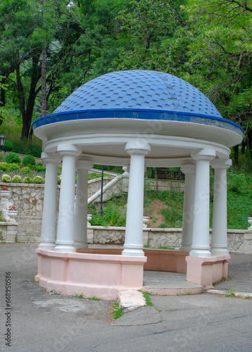 Obraz na plátně rotunda in the city park.