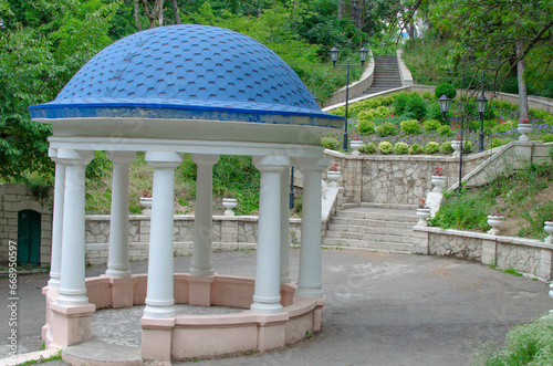 Fototapeta rotunda in the city park.