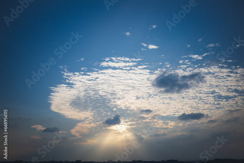 秋の羊雲と光芒の風景