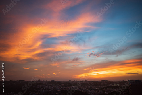 夕暮れ時にオレンジ色に染まる夕焼けの風景