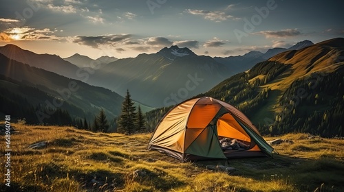photo de camping en plein air. tente 2 personnes dans la nature, montagne en arriere plan. zone naturelle, protégée.