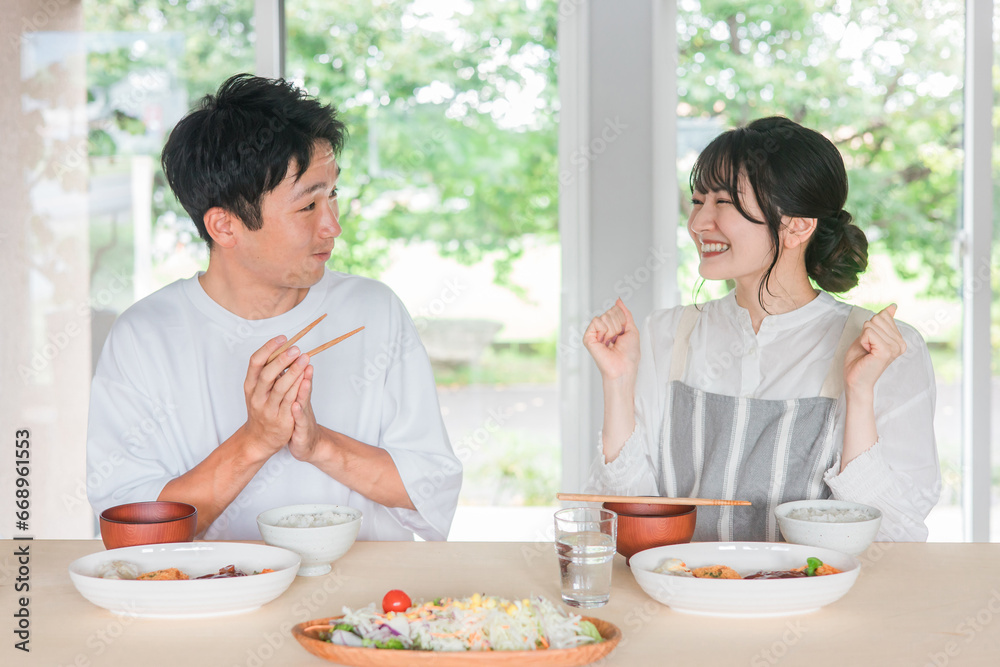 家で食事をして妻を褒める夫婦・カップル(美味しい・自炊)
家で食事をして妻を褒める夫婦・カップル(美味しい・自炊)