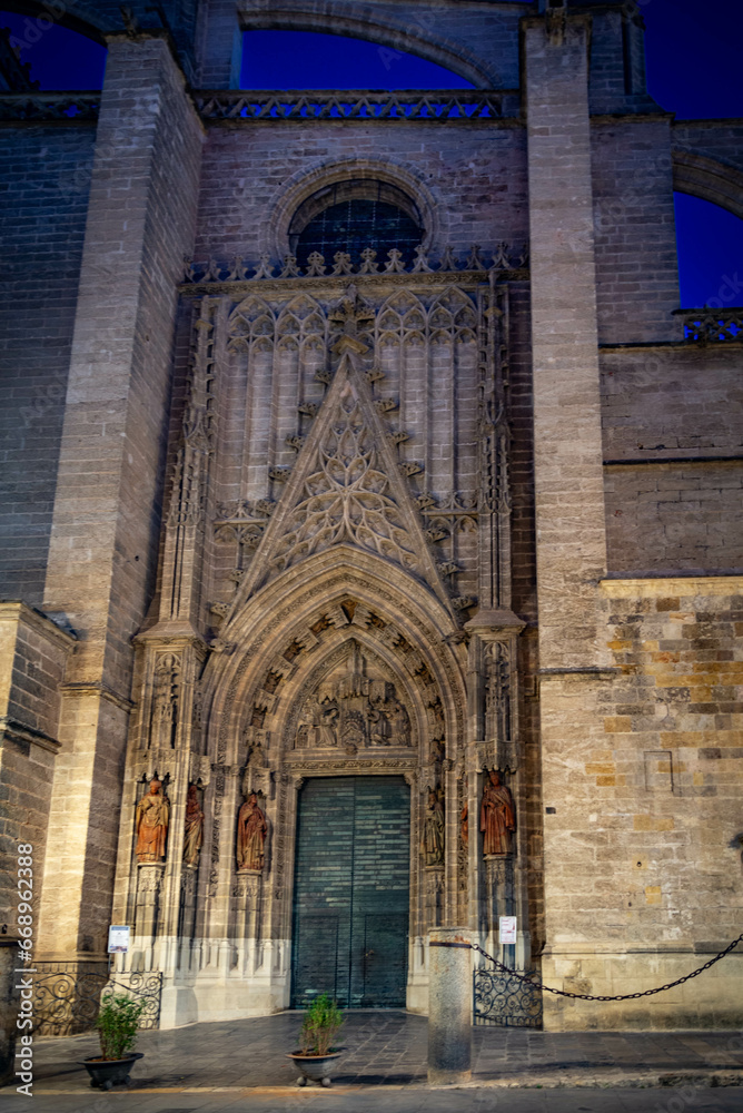Catedral de santa maria de la sede arquitectura de estilo gótico en seville andalusia españa.