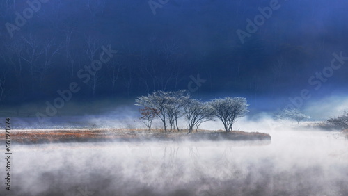 霧に包まれる秋の覚満淵