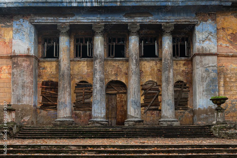 Naklejka premium Old abandoned building with columns on a cloudy day