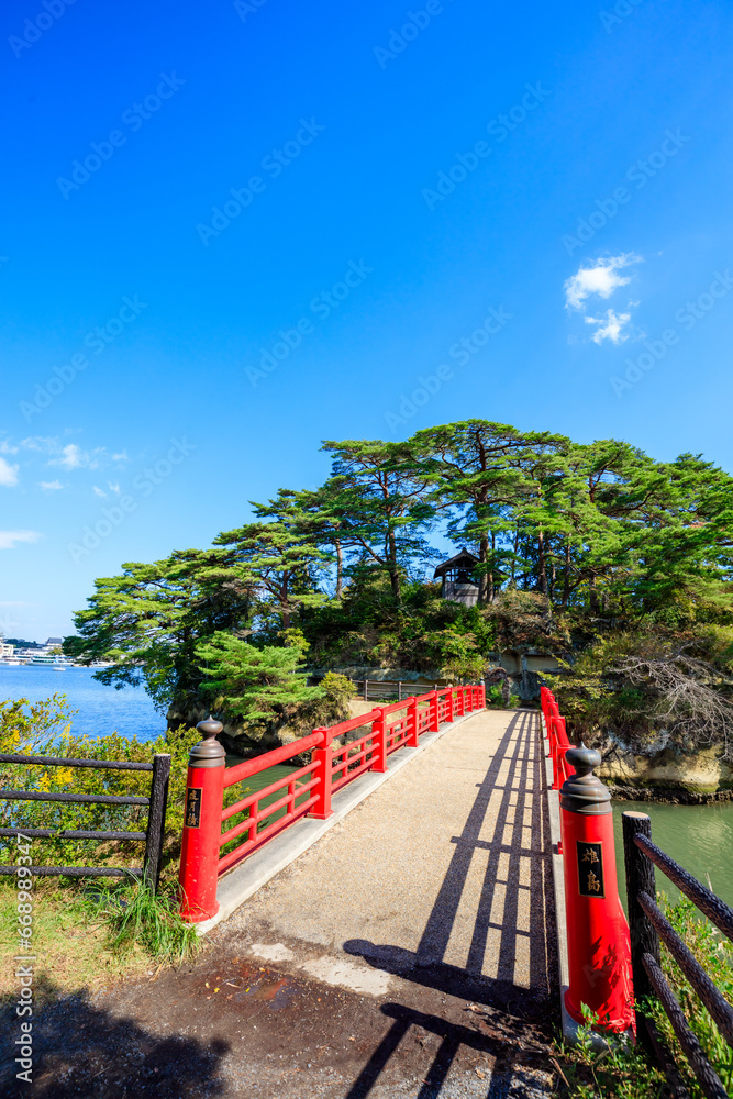 初秋の雄島と渡月橋 松島 宮城県松島町 Oshima and Togetsukyo Bridge in early autumn. Matsushima. Miyagi Pref, Matsushima town. 初秋の雄島と渡月橋 松島 宮城県松島町 Oshima and Togetsukyo Bridge in early autumn. Matsushima. Miyagi Pref, Matsushima town.