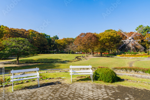 名城公園の白いベンチと風車（名古屋市北区）