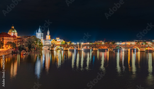 Prager Karlsbrücke bei Nacht 