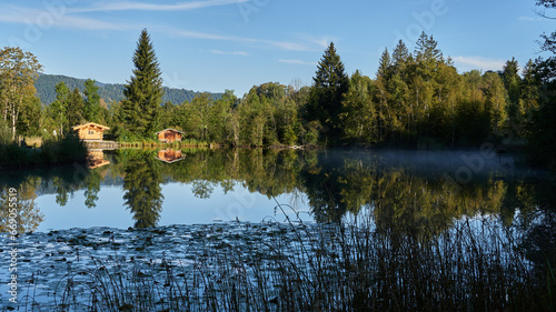 Herbstliche Berglandschaft spiegelt sich in einem stillen See