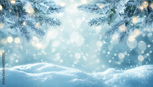 Wintermotiv - Weihnachtsmotiv. Kleine Schneeverwehungen und Zweige mit einem unscharfen Hintergrund für Karten und Präsentationen geeignet. © moehligdesign