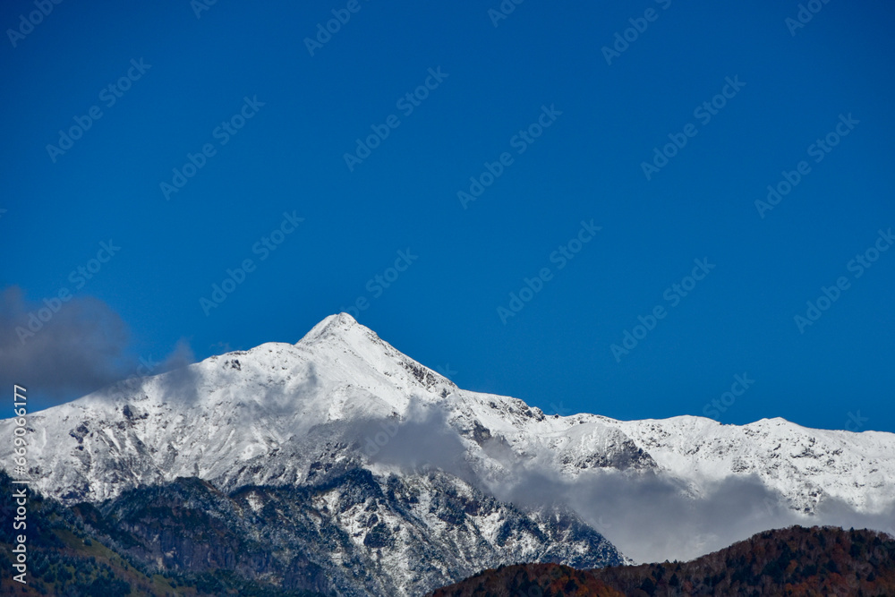 青空と冠雪した笹ヶ岳