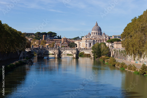 Blick vom Tiber auf den Petersdom