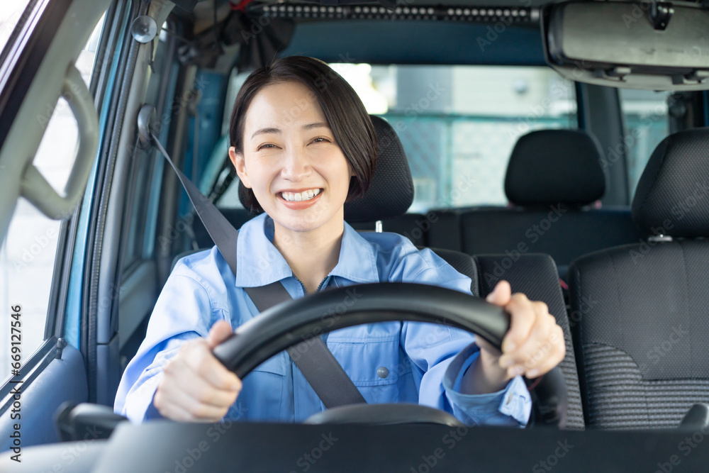 運転する女性ドライバー 運転する女性ドライバー