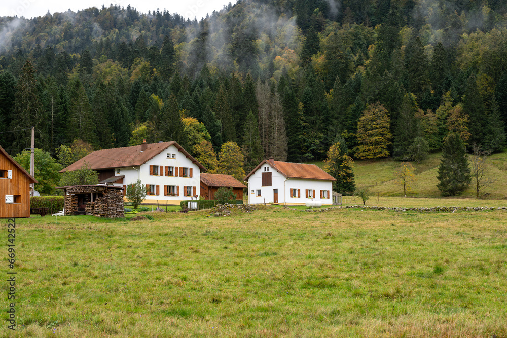 Hameau rural dans la forêt et montagnes des Vosges