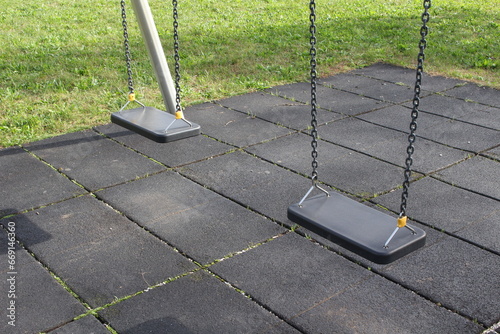Swings on the playground / Huśtawki na placu zabaw