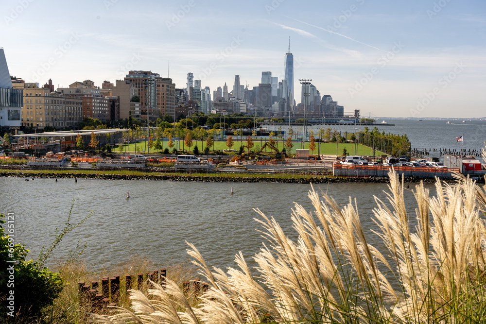 Obraz premium View of Hudson River with New York skyline background