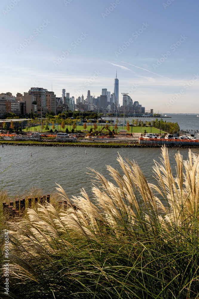 Fototapeta premium View of Hudson River with New York skyline background