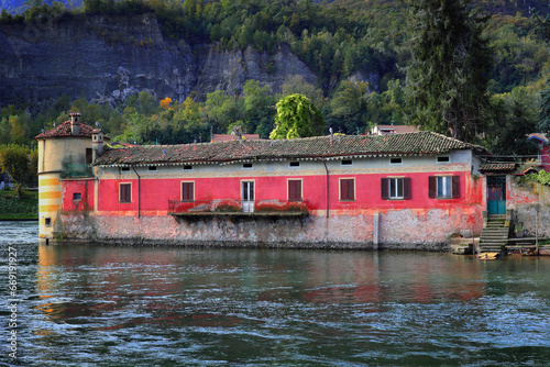 vecchio edificio colorato sull'acqua a lecco, italia, old colorful building on the water in lecco, italia, 