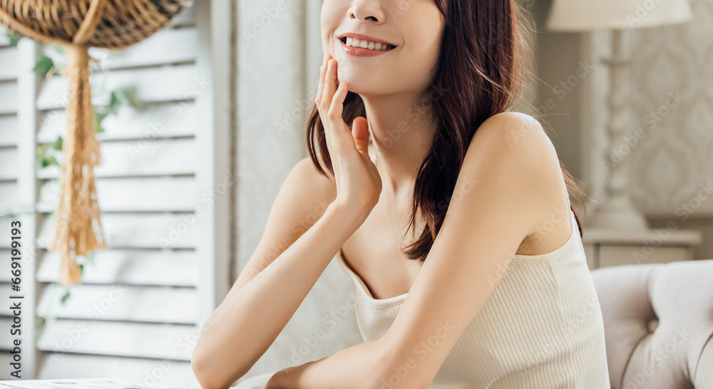 ソファに座る笑顔の女性_美容イメージ ソファに座る笑顔の女性_美容イメージ