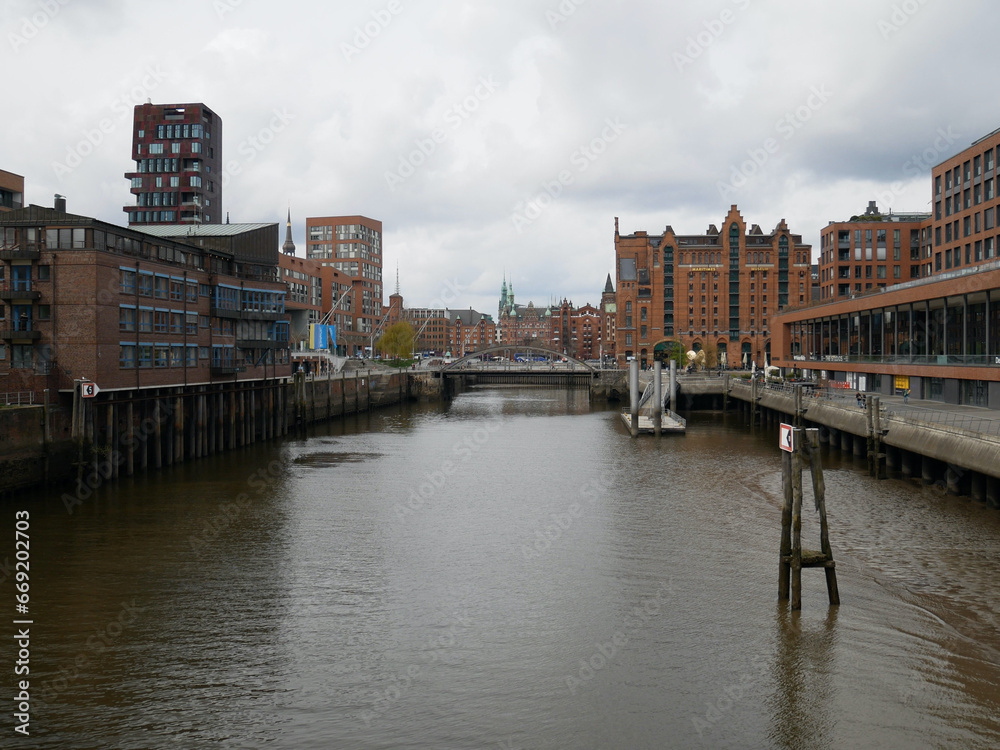 Obraz premium Die Hafencity, ein urbanes Quartier in Hamburg an der Elbe mit einzigartiger moderner Architektur