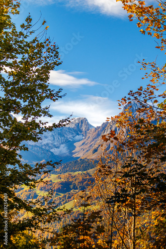 Herbsttag in den Bergen mit Blick auf den glarner Tödi