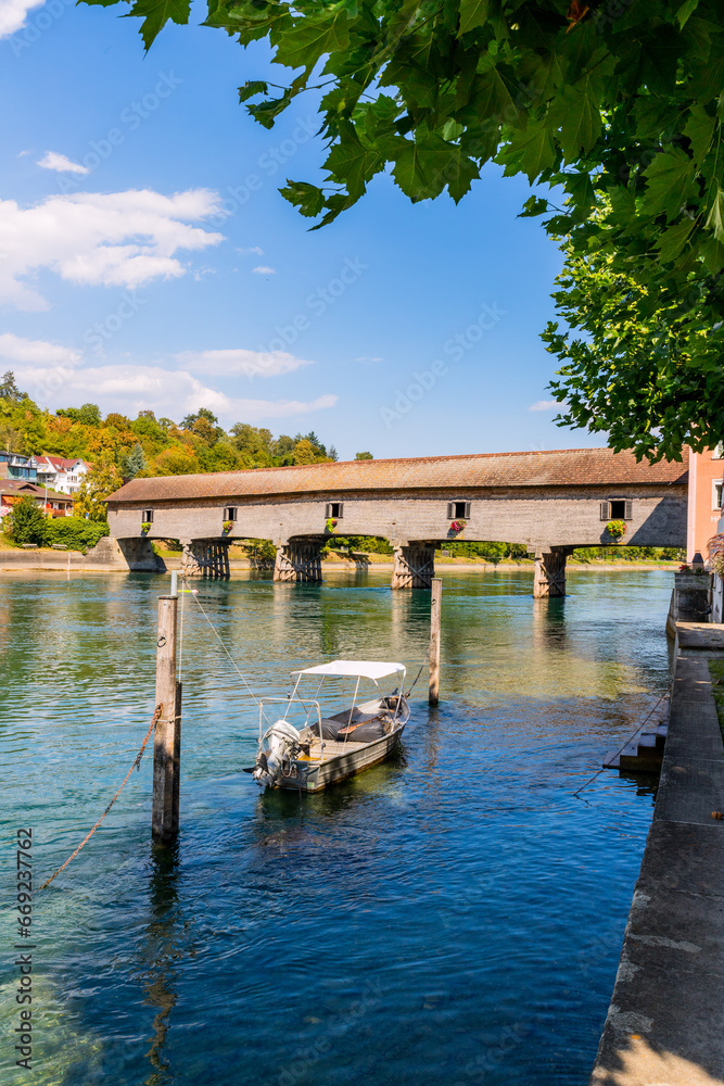 Obraz premium Le vieux pont de Diessenhofen, frontière entre Suisse et Allemagne