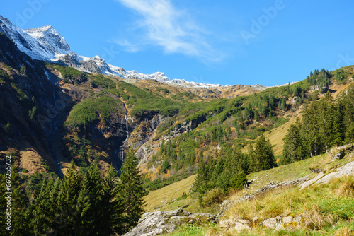 Herrliche herbstliche Berglandschaft im Zillertal in Tirol