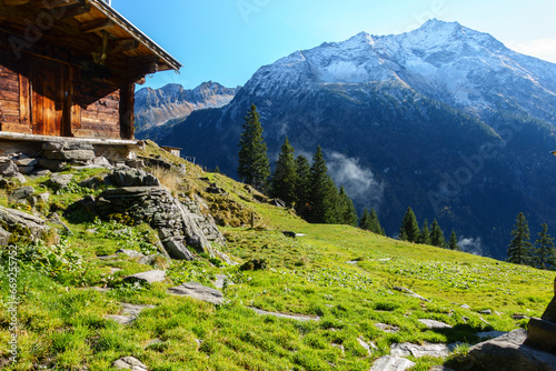 Fototapeta Naklejka Na Ścianę i Meble -  Herrliche herbstliche Berglandschaft im Zillertal in Tirol