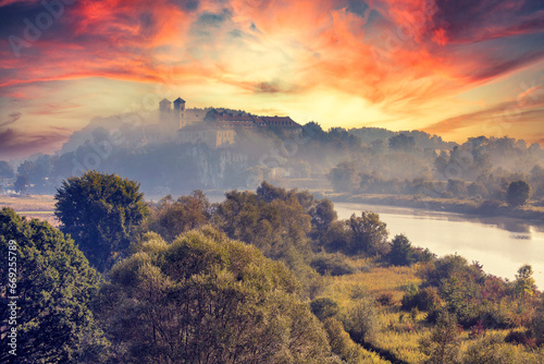 Fototapeta Naklejka Na Ścianę i Meble -  Jesienny poranek na rzeka, Tyniec