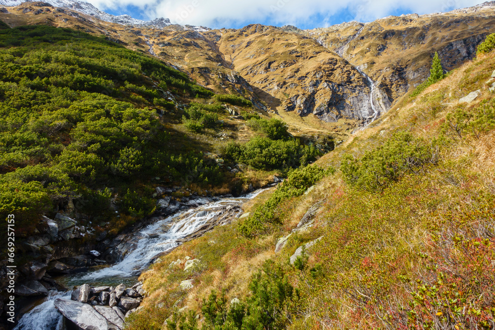 Ein Wildbach im tiroler Zillertal im Herbst Ein Wildbach im tiroler Zillertal im Herbst