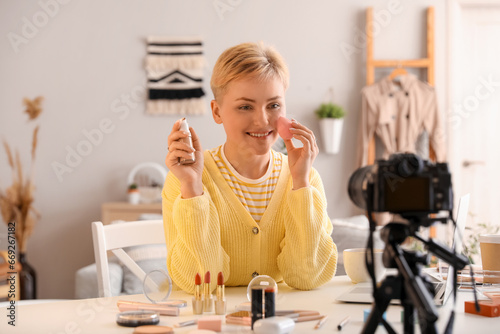 Female beauty blogger apply...