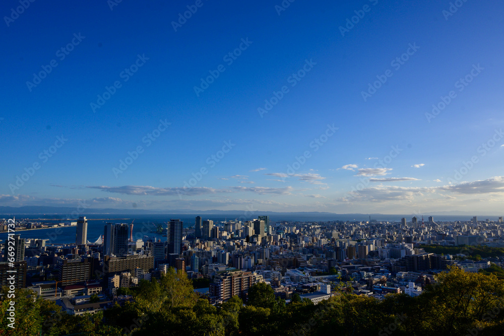 晴れた日の午後、神戸の高台ヴィーナスブリッジより神戸市街地の景観。