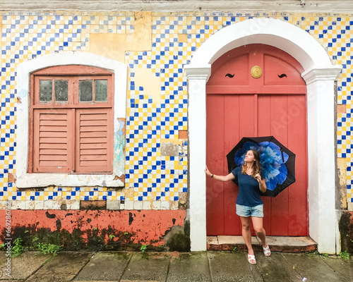 Quadro em tela mulher em frente a casa de azulejos no centro histórico de são luis, maranhão