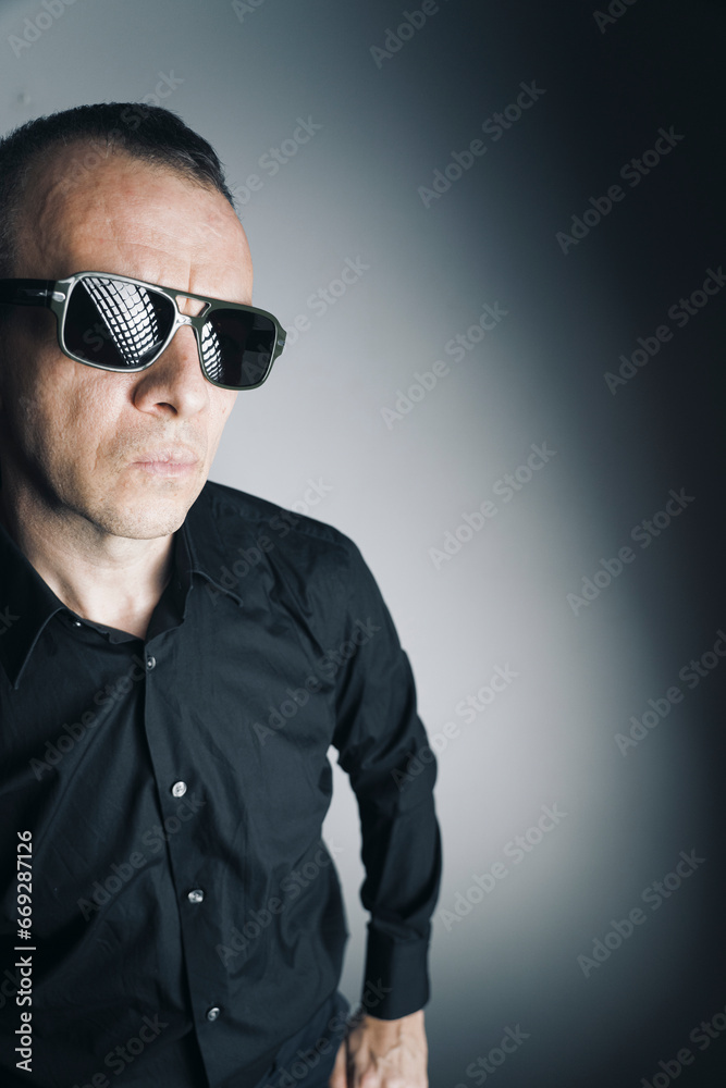 Obraz premium Fashion photo man in shirt sunglasses