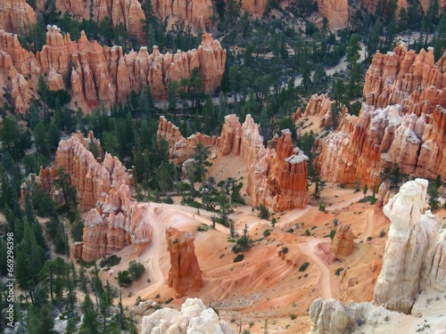 Bryce Canyon national Park, Utah, USA. An aerial view from the Rim Trail of the winding trail through orange hoodoos and green pine trees. 