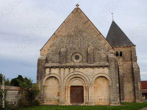 Centre - Cher - Montlouis - Façade principale de l'église Saint-Martin avec ses 3 portails photo