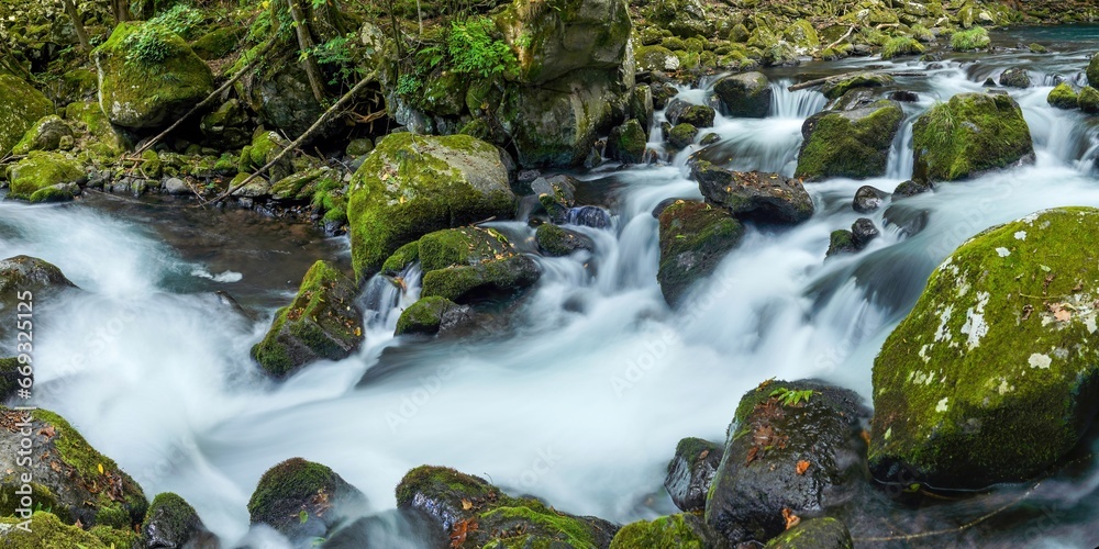 蓼科大滝の渓流の豪快な流れのパノラマ情景