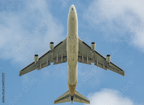 747 flying overhead 