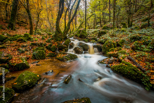 Scène automnale: la cascade de Brisecou en Bourgogne près d'autun dans la forêt aux couleurs de l'automne photo