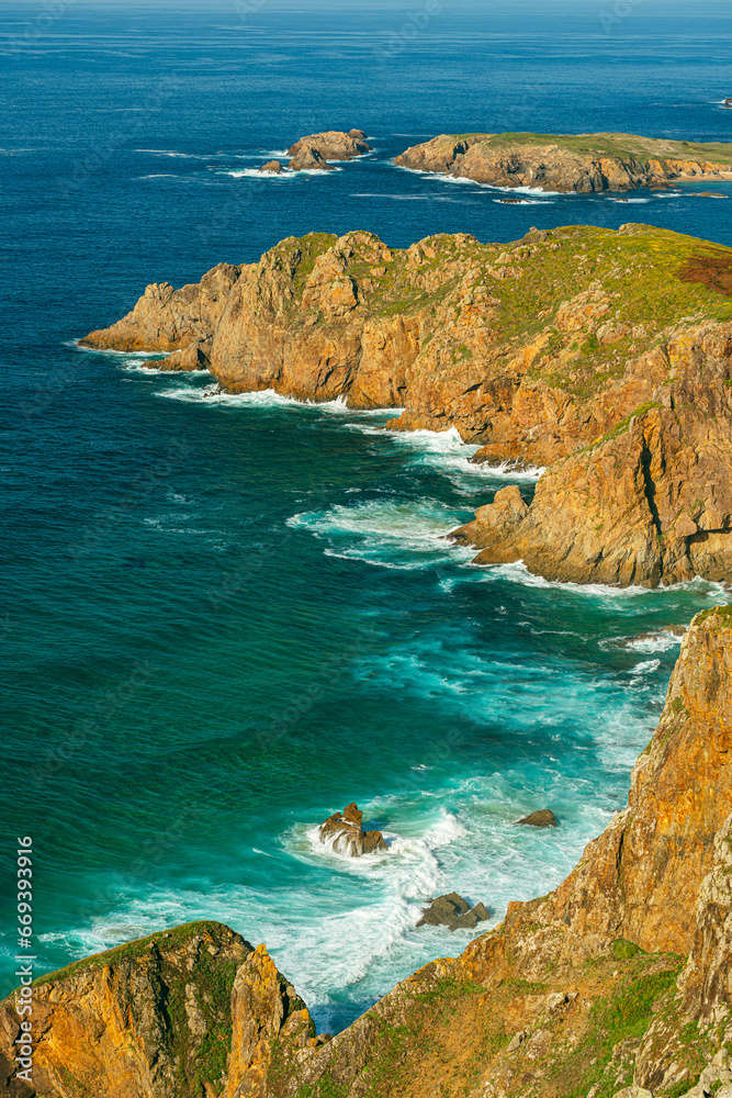 Φωτογραφία Vertical view of a rocky coast landscape in the North Atlantic Ocean Coast in Ga