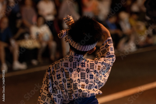 盆踊りを踊る男の子