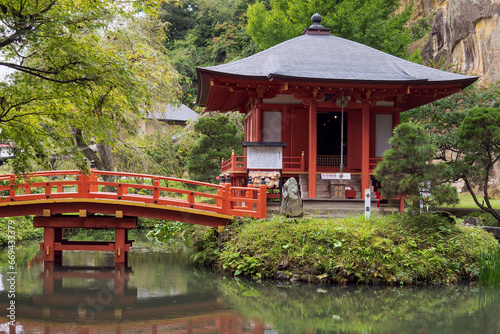 蝦蟆ヶ池（がまがいけ）の辯天堂（べんてんどう）【達谷西光寺／達谷窟毘沙門堂】日本岩手県平泉町 photo