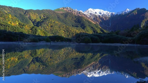 上高地の紅葉　大正池からの眺め