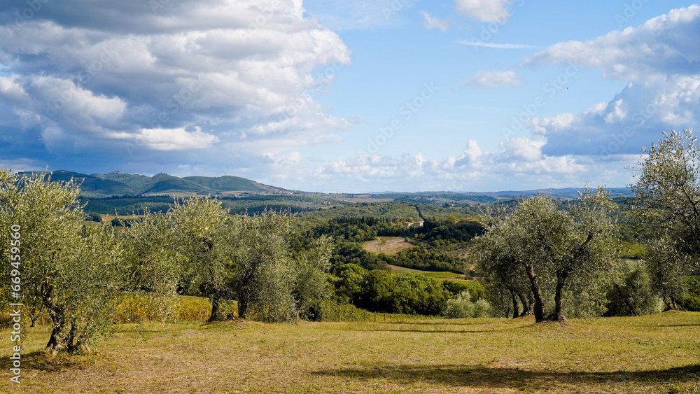 Le colline e i vigneti sul percorso dell'Eroica . Panorama autunnale. Chianti, Toscana. Italia-8