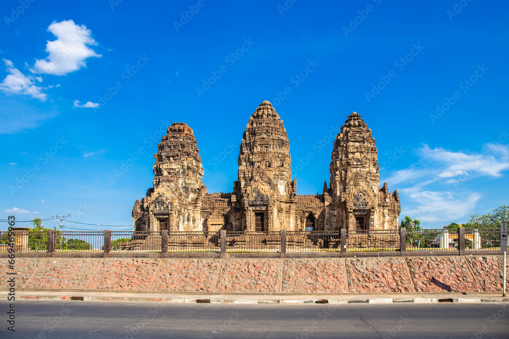 Naklejka premium Phra Prang Sam Yot temple with monkey, ancient architecture in Lopburi, Thailand
