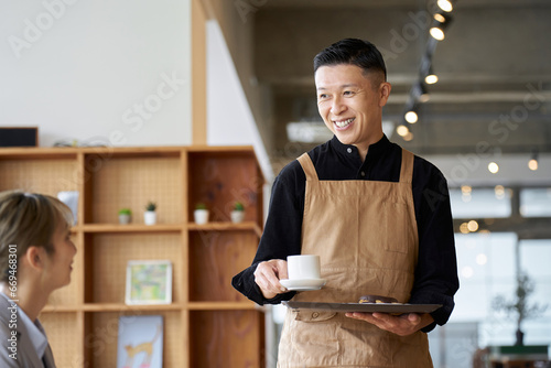 Quadro su tela カフェで働くアジア人男性店員