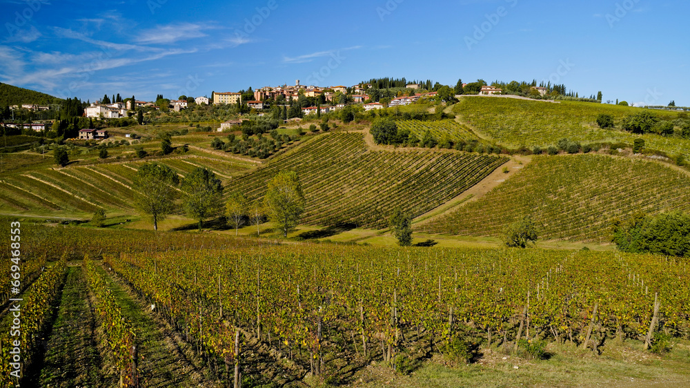 Le colline e i vigneti sul percorso dell'Eroica . Panorama autunnale. Chianti, Toscana. Italia