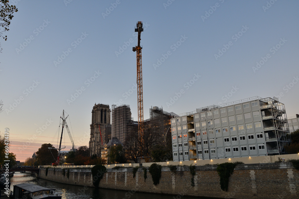Obraz premium Paris, France. Notre Dame Cathedral under reconstruction at dusk. November 13, 2022.