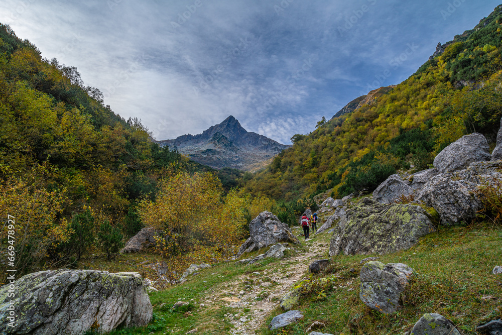 L'autunno nella riserva naturale di Palanfrè: il Bosco Bandito ed i quattro laghi ai piedi del Monte Frisson L'autunno nella riserva naturale di Palanfrè: il Bosco Bandito ed i quattro laghi ai piedi del Monte Frisson