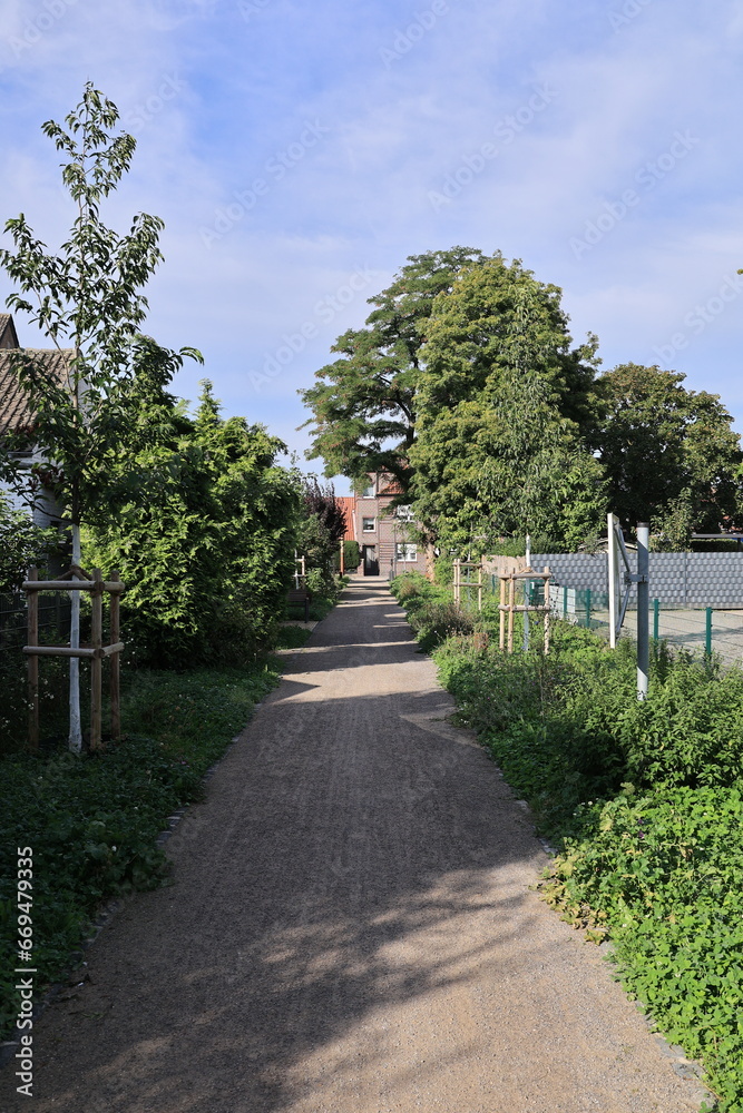 Fußgängerweg im Zentrum von Sendenhorst im Münsterland Fußgängerweg im Zentrum von Sendenhorst im Münsterland